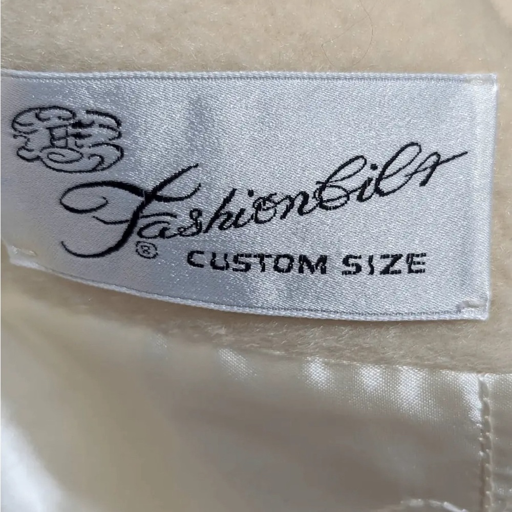 Camel designer coat. Pristine condition with no defects. - Picture 7 of 9